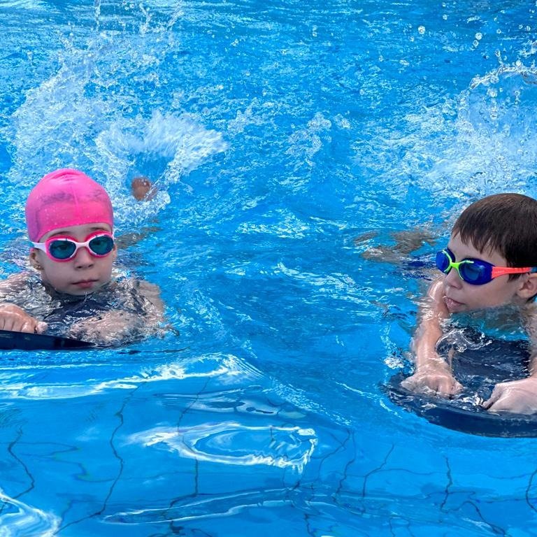 Alunos de natação fazendo exercícios de pernada do nado crawl