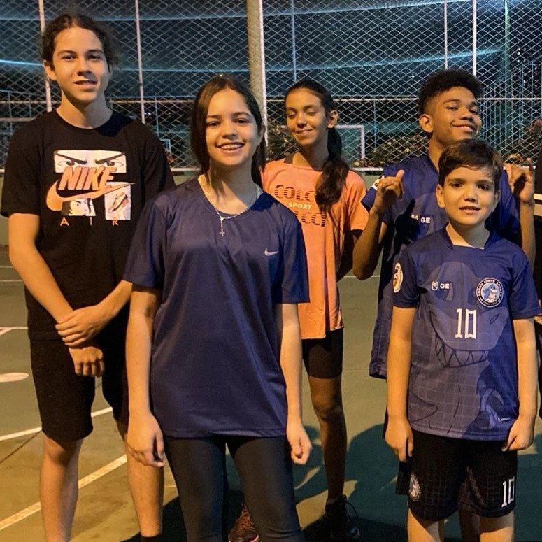 Alunos de vôlei fazendo pose para a foto após praticar a atividade