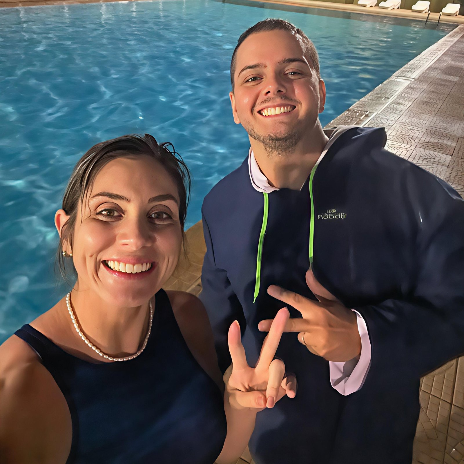 Aluna de natação fazendo pose para a foto com o professor Filipe